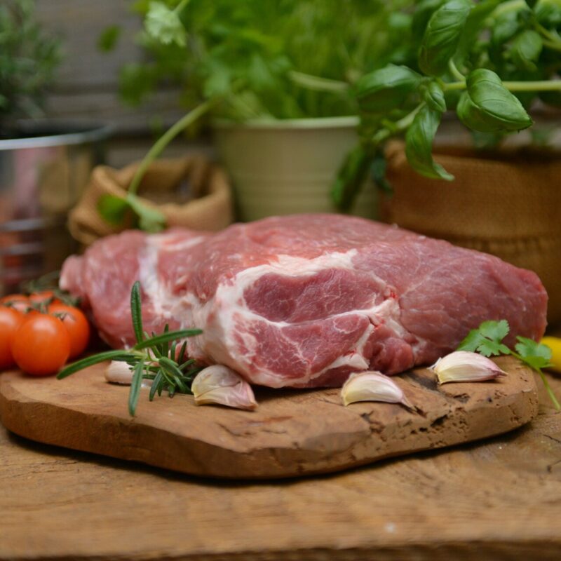 Karkówka wieprzowa świeża 1 kg, gotowa do pieczenia, grillowania